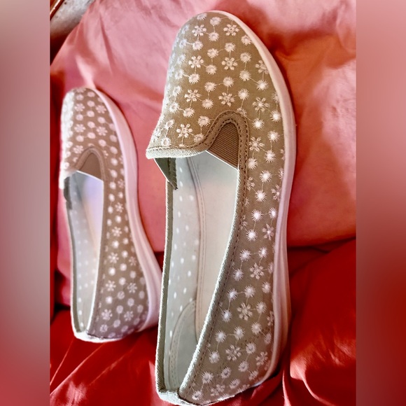 Comfortview Athletic Dottie Beige & White Eyelet Canvas Sneaker/Loafer, Size 10W - Picture 2 of 7